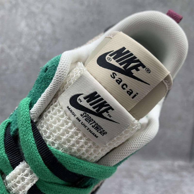 Nike VaporWaffle "Sacai - Villain Red / Neptune Green" - Ma boutique