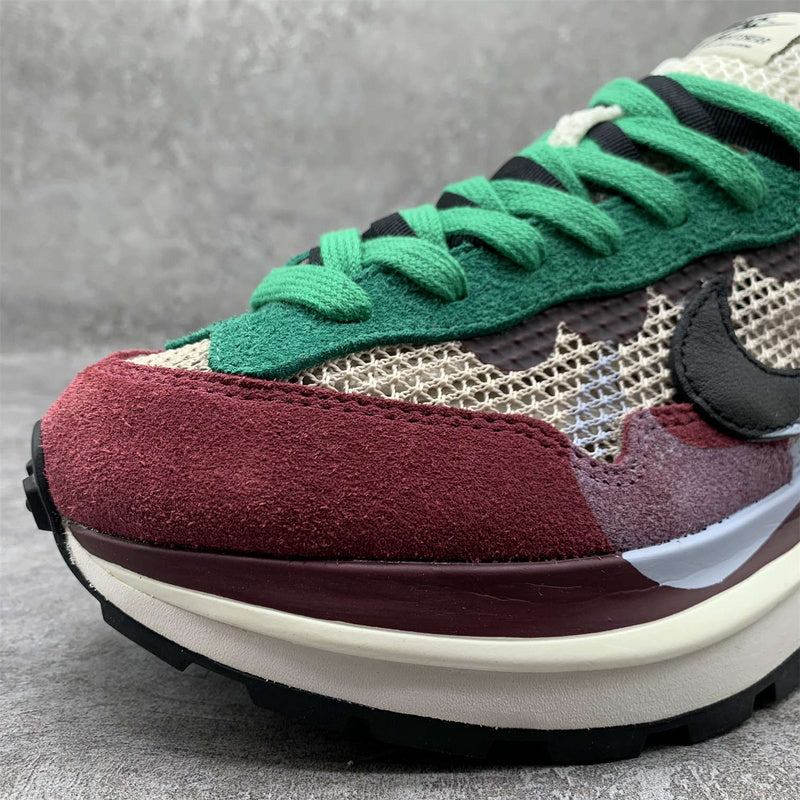 Nike VaporWaffle "Sacai - Villain Red / Neptune Green" - Ma boutique