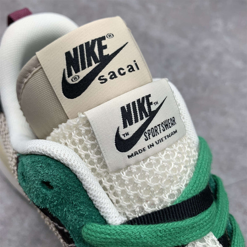 Nike VaporWaffle "Sacai - Villain Red / Neptune Green" - Ma boutique